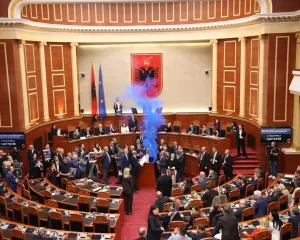 Mes tensioneve dhe përplasjeve, mbyllet seanca parlamentare në Kuvend