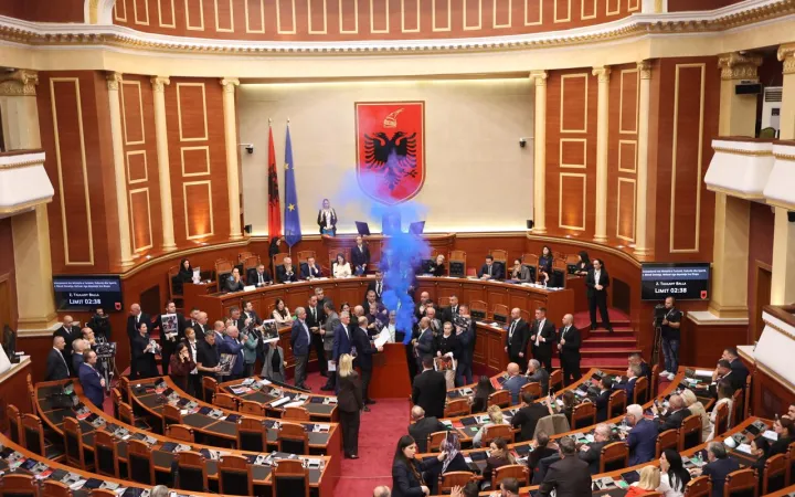Mes tensioneve dhe përplasjeve, mbyllet seanca parlamentare në Kuvend