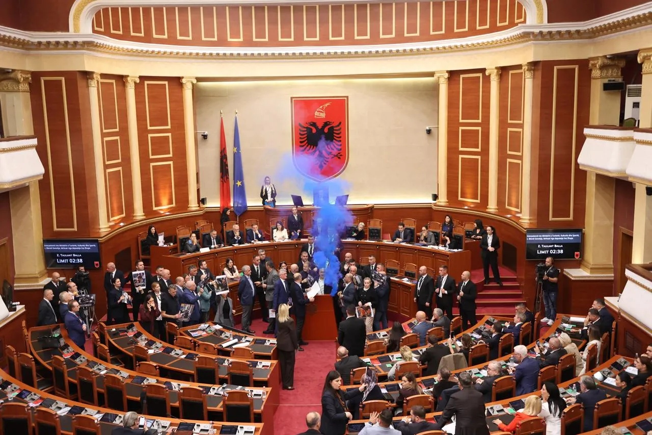 Mes tensioneve dhe përplasjeve, mbyllet seanca parlamentare në Kuvend