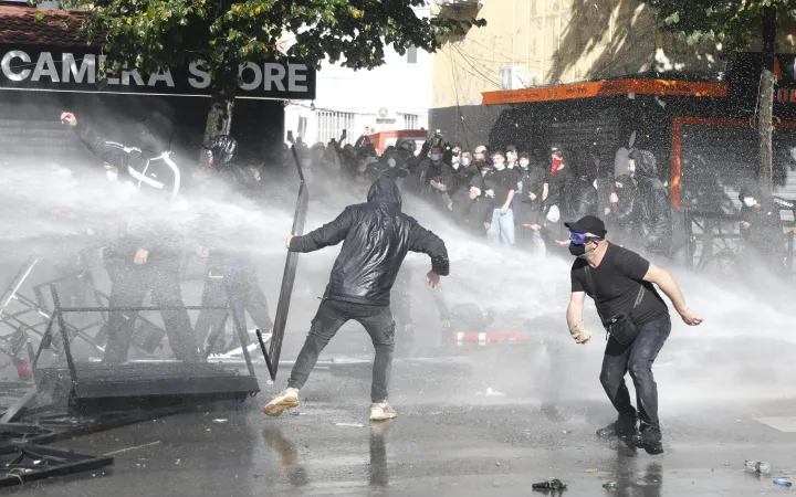 Nga maskat e te bllokimi i rrugëve, hyjnë në fuqi gjobat e reja për protestuesit