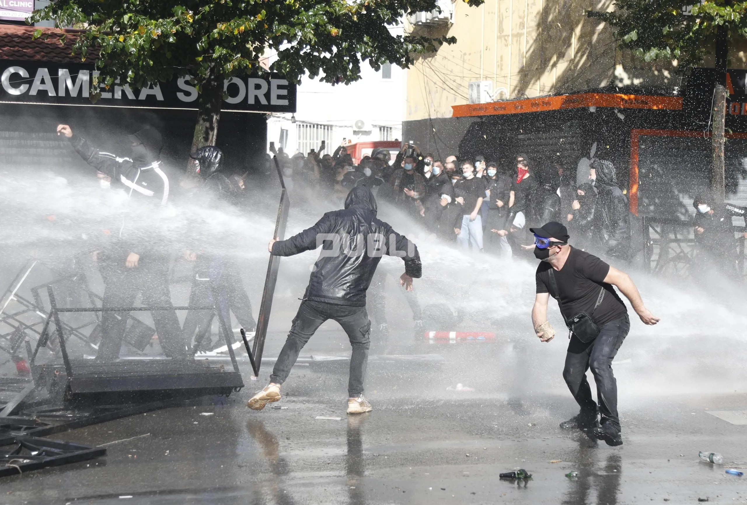 Nga maskat e te bllokimi i rrugëve, hyjnë në fuqi gjobat e reja për protestuesit