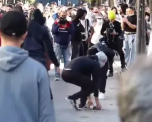 Agravohet protesta, të rinjtë qëllojnë me gurë te Ministria e Arsimit