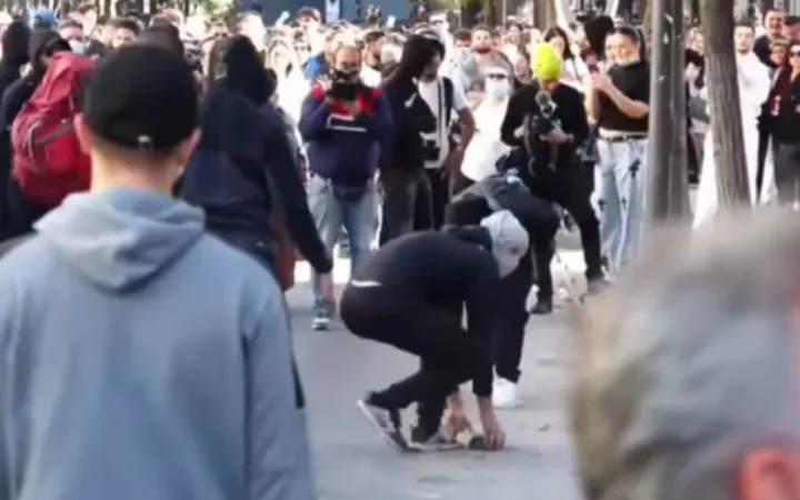 Agravohet protesta, të rinjtë qëllojnë me gurë te Ministria e Arsimit