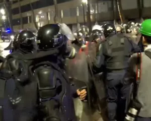Përplasje të ashpra në në bulevardin “Dëshmorët e Kombit”, nisin arrestimet