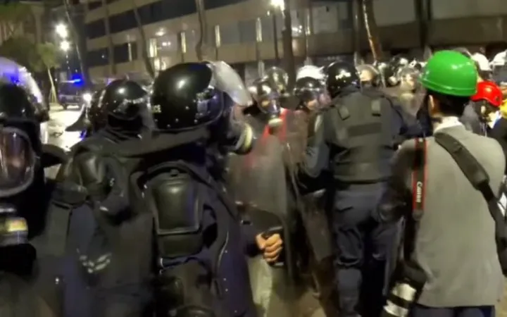 Përplasje të ashpra në në bulevardin “Dëshmorët e Kombit”, nisin arrestimet