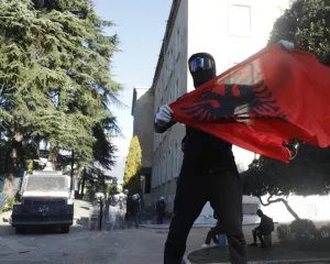 “Lista e zezë” e protestuesve, ekspertët: Shkel Kushtetutën dhe frenon protestat
