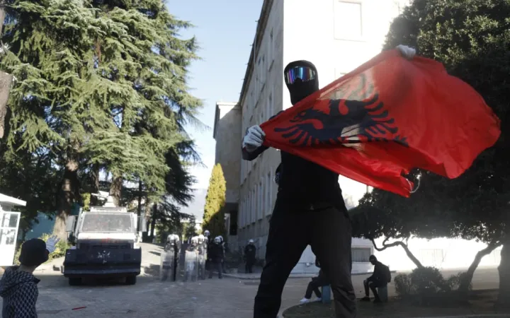 “Lista e zezë” e protestuesve, ekspertët: Shkel Kushtetutën dhe frenon protestat