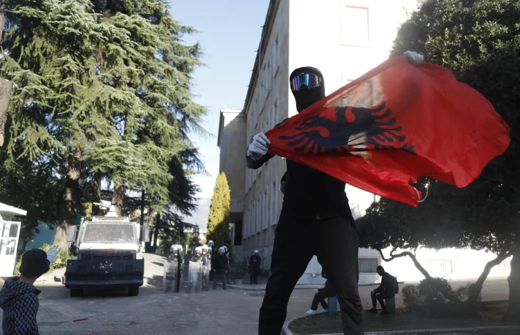 “Lista e zezë” e protestuesve, ekspertët: Shkel Kushtetutën dhe frenon protestat