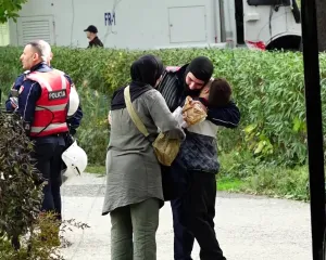 Familjarët i çojnë për të ngrënë policit në krye të detyrës, vogëlushi e përqafon