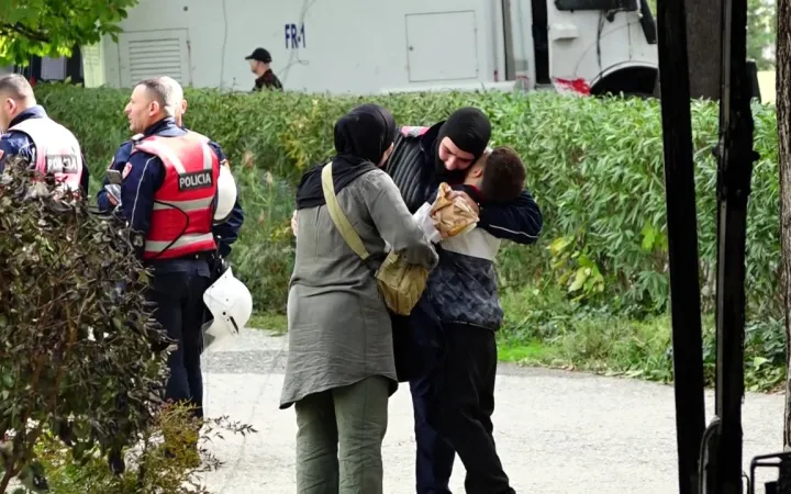 Familjarët i çojnë për të ngrënë policit në krye të detyrës, vogëlushi e përqafon