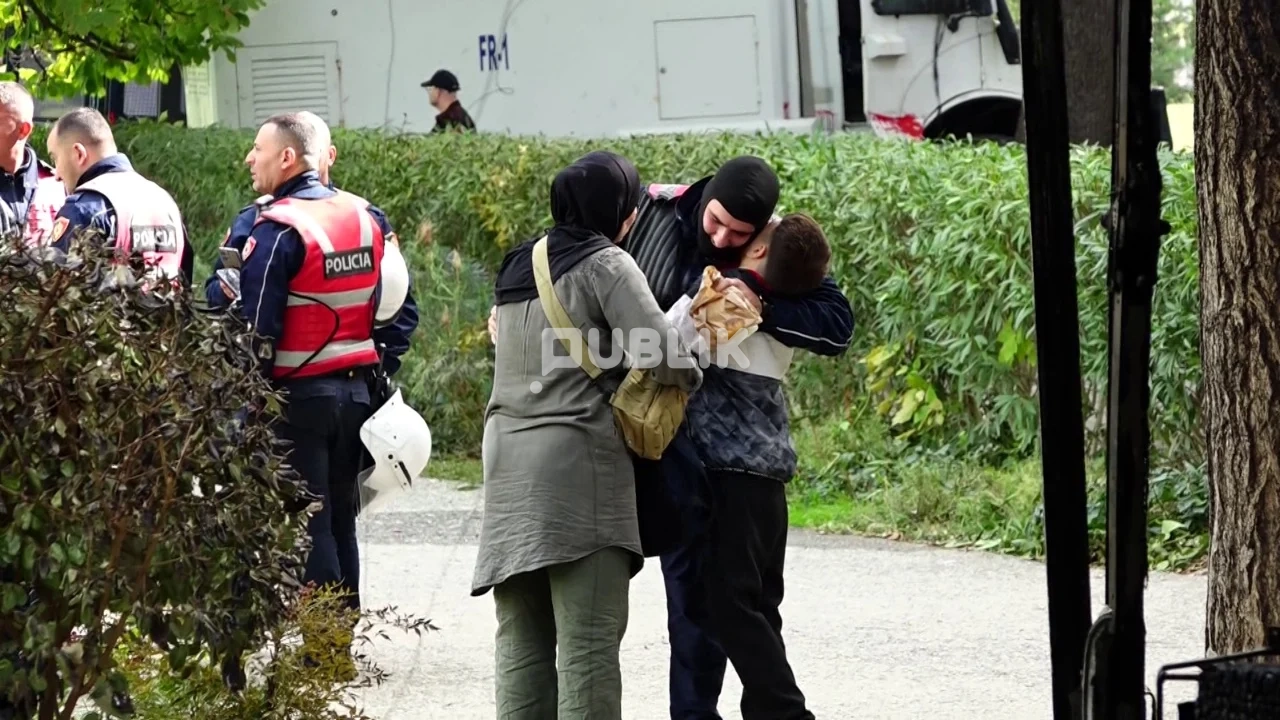Familjarët i çojnë për të ngrënë policit në krye të detyrës, vogëlushi e përqafon