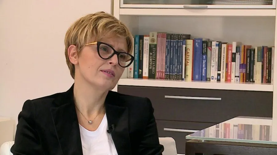 Kur të uriturve u kërkohet me arrogancë të pranojnë dhe të mirëkuptojnë të nginjurit!