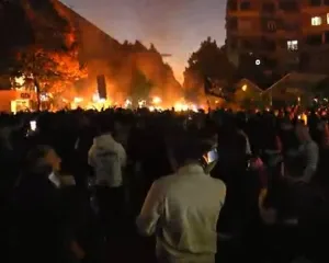 Protesta e studentëve, tre vatra zjarri në Rrugën e Durrësit