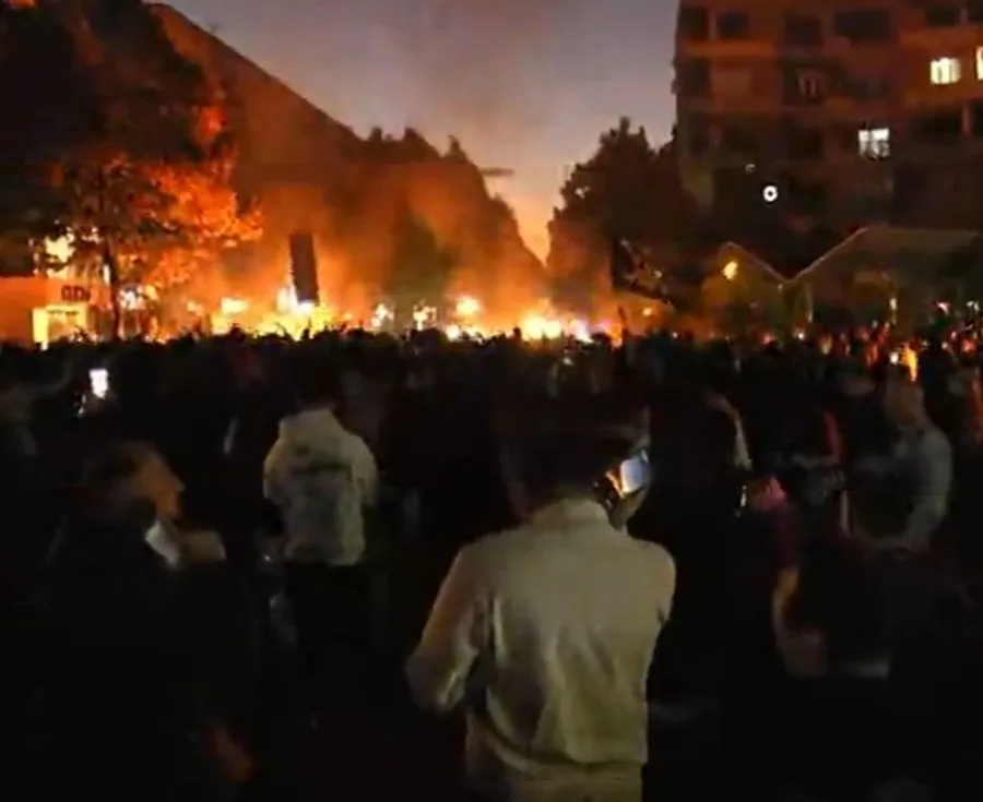 Protesta e studentëve, tre vatra zjarri në Rrugën e Durrësit
