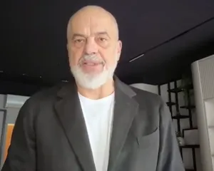 Rama vijon ‘show-n’ dhe sulmon studentët: Të paudhët u rikthyen me tërbimin e djegies