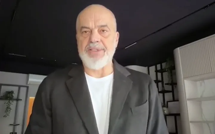 Rama vijon ‘show-n’ dhe sulmon studentët: Të paudhët u rikthyen me tërbimin e djegies