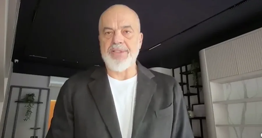 Rama vijon ‘show-n’ dhe sulmon studentët: Të paudhët u rikthyen me tërbimin e djegies