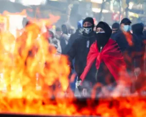 Trazirat shpërthejnë përsëri në protestën antiqeveritare në Tiranë