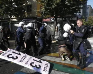 Revolta e studentëve, Policia humbi kontrollin e territorit
