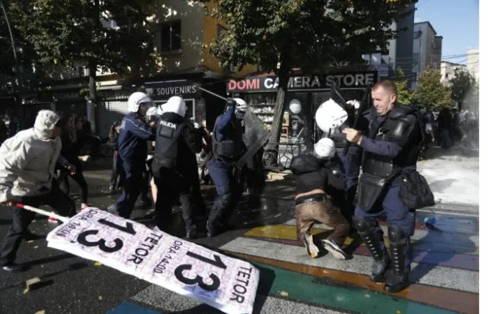 Revolta e studentëve, Policia humbi kontrollin e territorit