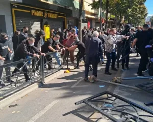 Policia thirrje nxënësve: Largohuni nga protesta, mos rrezikoni jetën