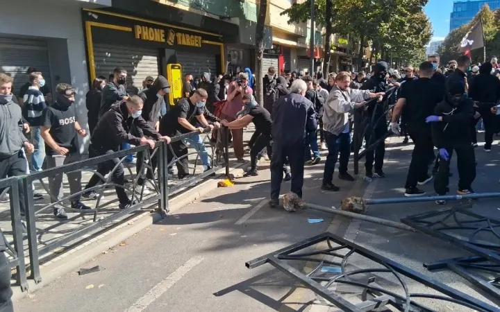 Policia thirrje nxënësve: Largohuni nga protesta, mos rrezikoni jetën