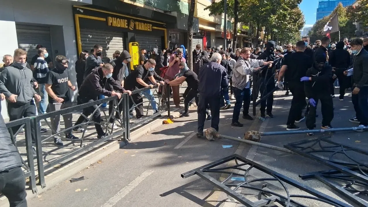 Policia thirrje nxënësve: Largohuni nga protesta, mos rrezikoni jetën