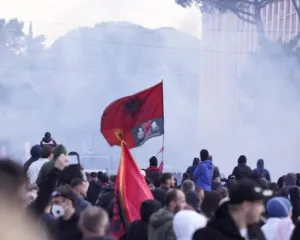 Arsyet në sfond të rebelimit