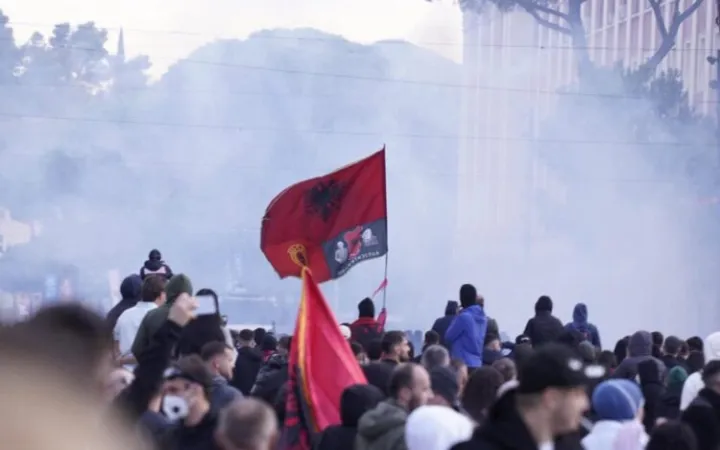 Arsyet në sfond të rebelimit