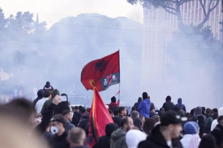 Arsyet në sfond të rebelimit