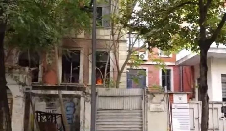 Kaos në rrugët e Tiranës, i vihet flaka një godine te Rruga e Durrësit