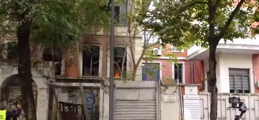 Kaos në rrugët e Tiranës, i vihet flaka një godine te Rruga e Durrësit