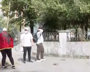 Protestuesit sulmojnë selinë e PS-së në Tiranë