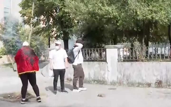 Protestuesit sulmojnë selinë e PS-së në Tiranë