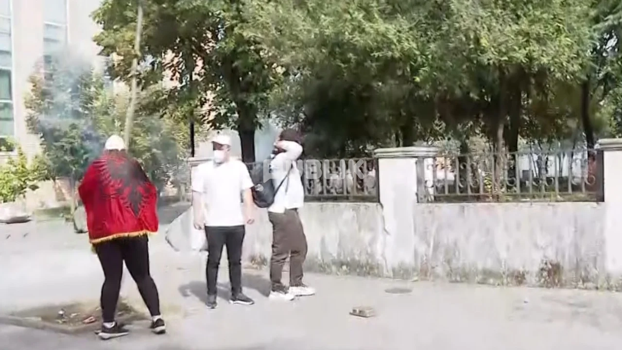 Protestuesit sulmojnë selinë e PS-së në Tiranë