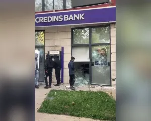 Sulmohet me shkopinj dhe tulla Credins Bank në qendër të Tiranës