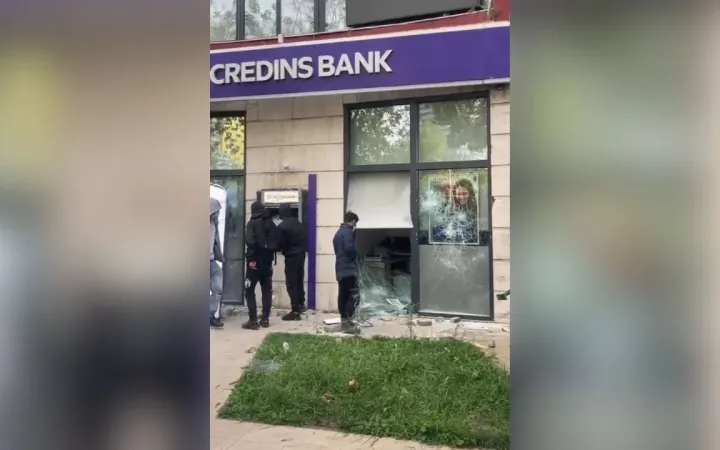 Sulmohet me shkopinj dhe tulla Credins Bank në qendër të Tiranës