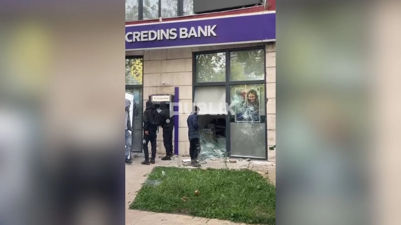 Sulmohet me shkopinj dhe tulla Credins Bank në qendër të Tiranës