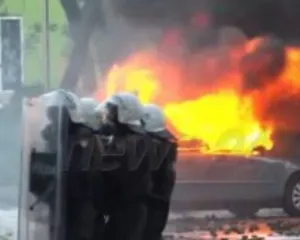 Rriten tensionet, merr flakë automjeti në mes të bulevardit