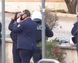 Me maskën kundër gazit, Skënder Hita zbarkon në terren