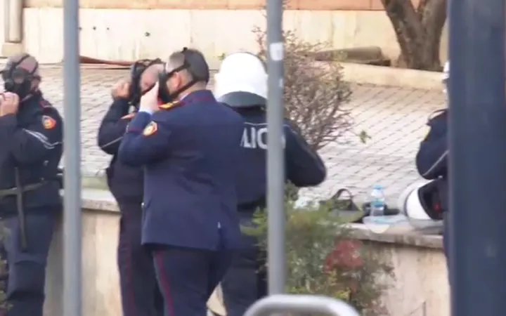 Me maskën kundër gazit, Skënder Hita zbarkon në terren