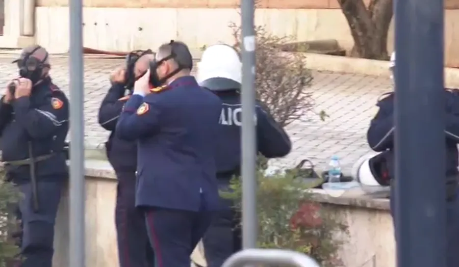 Me maskën kundër gazit, Skënder Hita zbarkon në terren