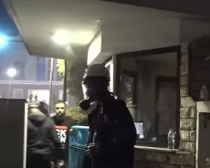 Gazi lotsjellës në oborrin e PD-së, Policia: Na sulmuan me molotovë