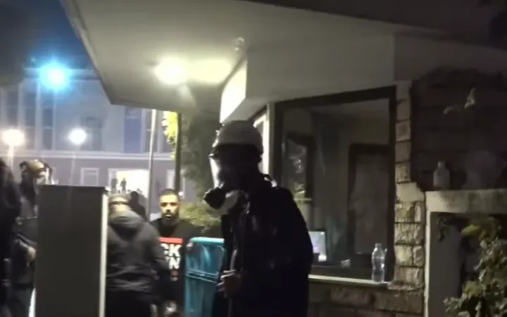 Gazi lotsjellës në oborrin e PD-së, Policia: Na sulmuan me molotovë