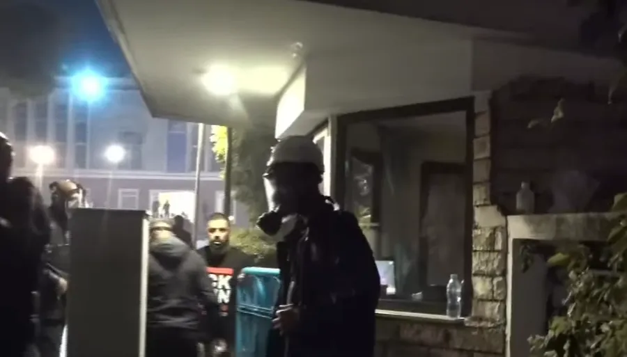 Gazi lotsjellës në oborrin e PD-së, Policia: Na sulmuan me molotovë