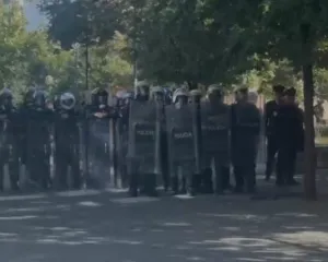 Policia merr në mbrotje selinë e PS-së, ‘gardh’ para godinës
