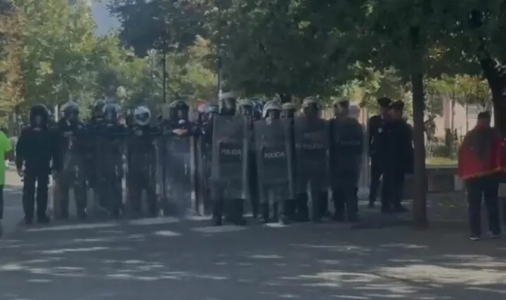 Policia merr në mbrotje selinë e PS-së, ‘gardh’ para godinës