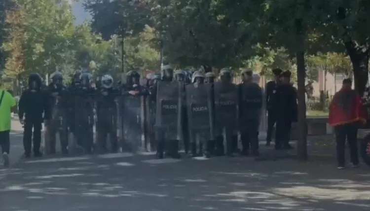 Policia merr në mbrotje selinë e PS-së, ‘gardh’ para godinës