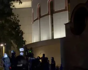 Përplasje edhe në katedrale, Mitropoliti Anastas thirrje Policisë: Ndalni dhunën!