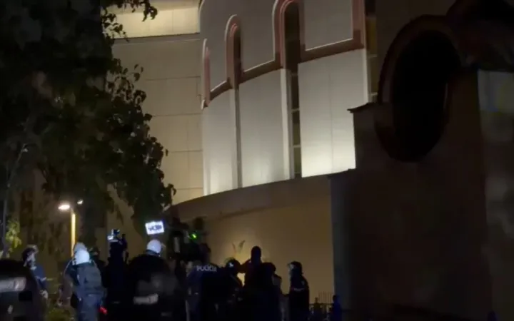 Përplasje edhe në katedrale, Mitropoliti Anastas thirrje Policisë: Ndalni dhunën!